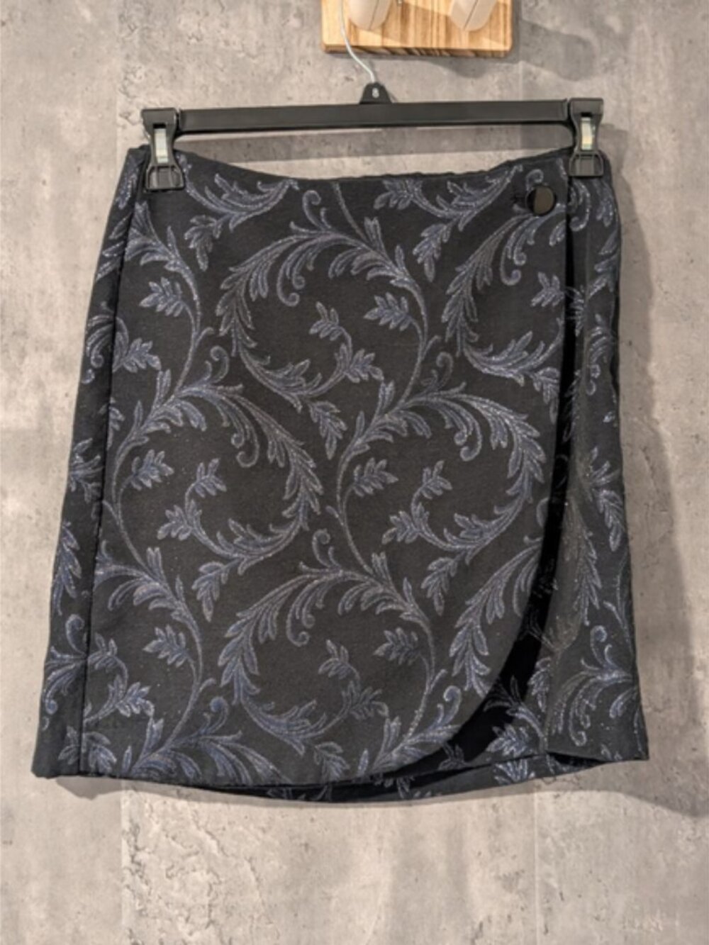 Women's LOFT Skirt Size 4 Black Blue Floral